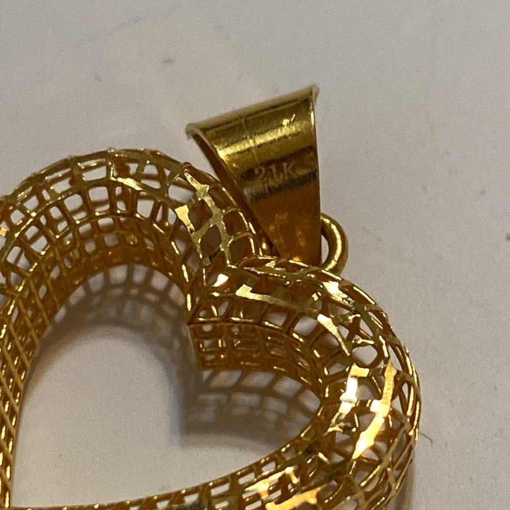 21kt solid lightweight hollow heart pendant - Picture 2 of 4